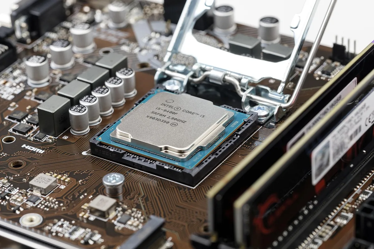 라이젠 9600X가 들어가는 CPU 소켓과 메인보드